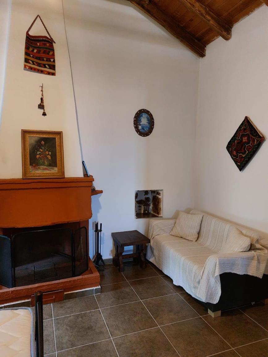 Politeika Traditional House Tyros Exterior photo