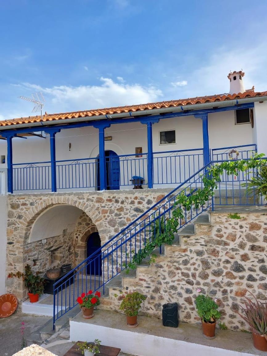 Politeika Traditional House Tyros Exterior photo