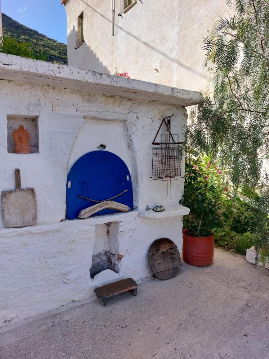 Politeika Traditional House Tyros Exterior photo